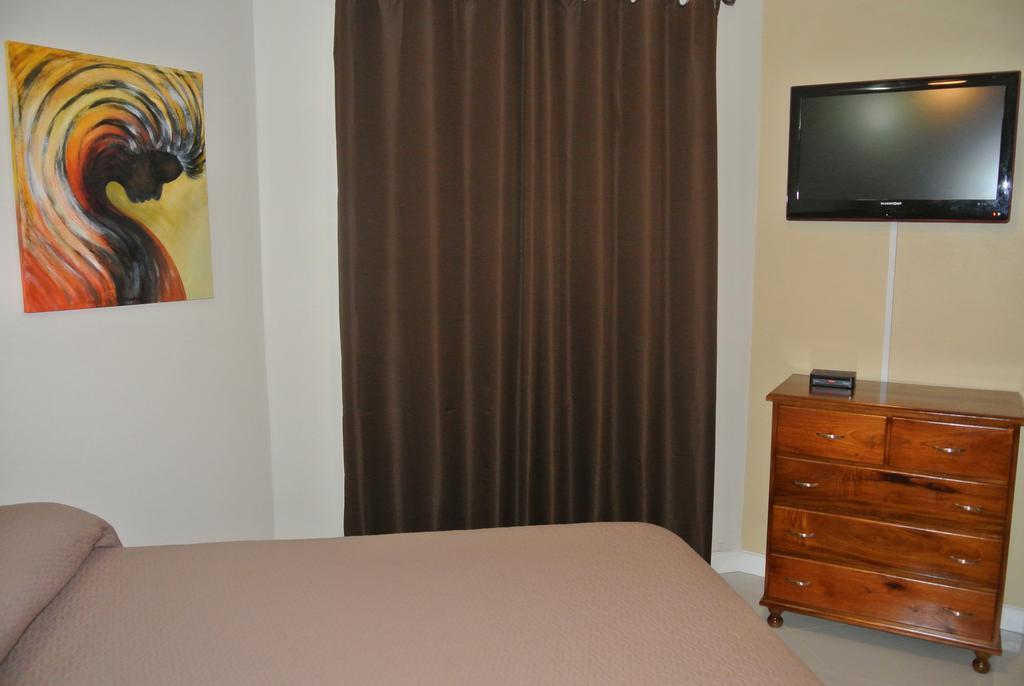 Beach One Bedroom Suite 13 Ocho Rios Room photo