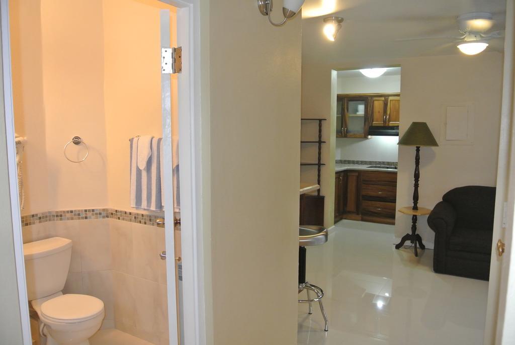 Beach One Bedroom Suite 13 Ocho Rios Room photo