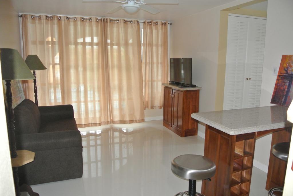 Beach One Bedroom Suite 13 Ocho Rios Room photo