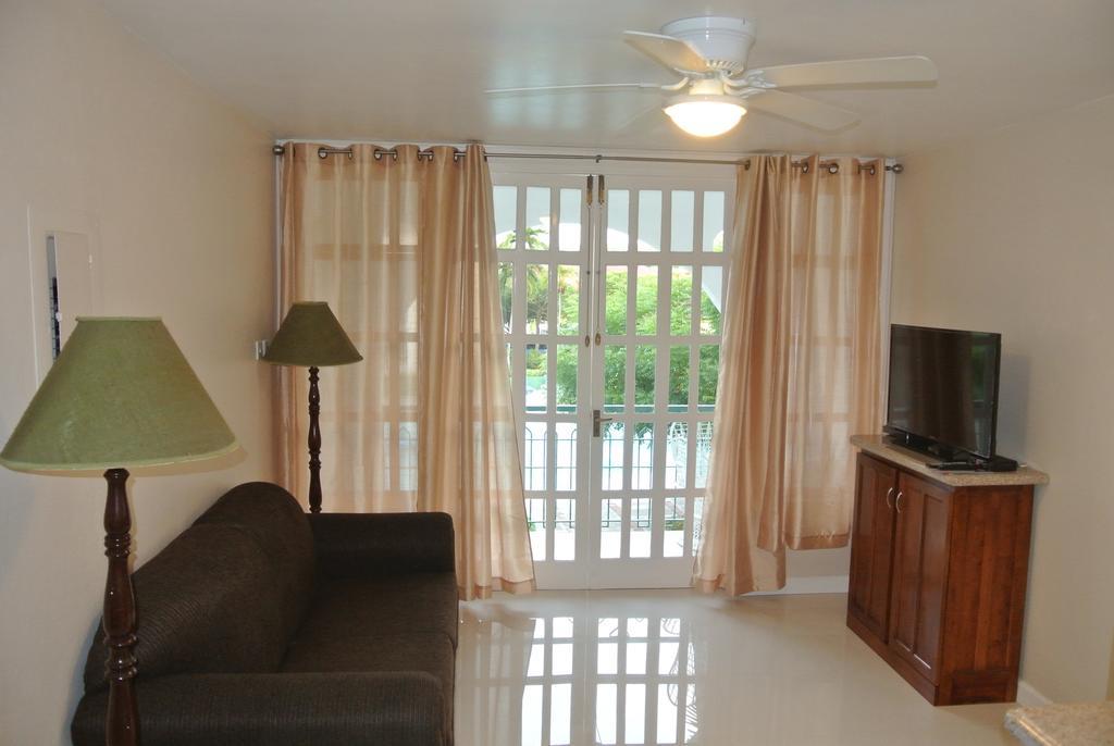 Beach One Bedroom Suite 13 Ocho Rios Room photo